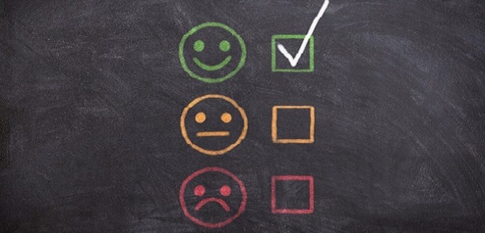 drei Smilies, ein lachendes, ein normales und ein trauriges