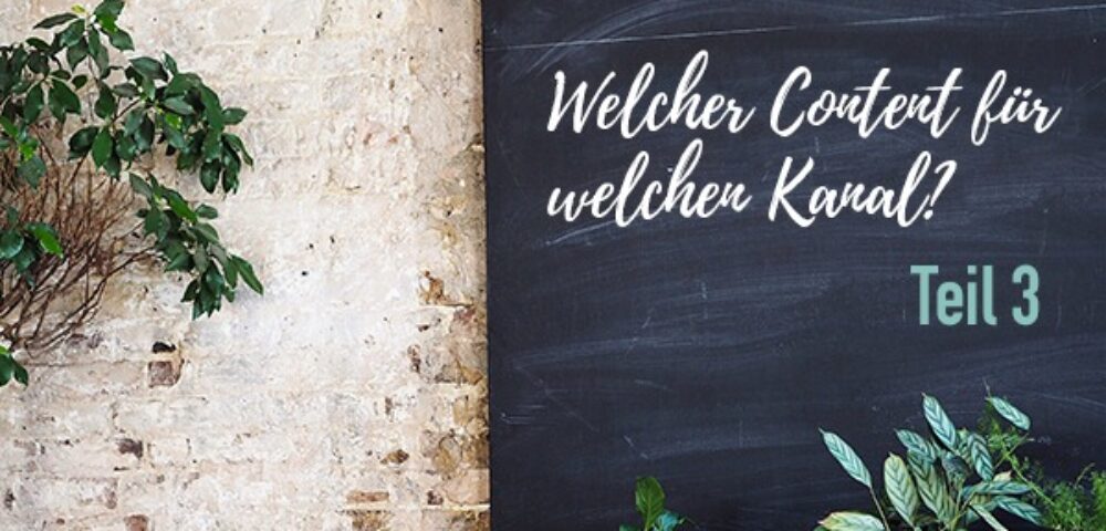 Zu sehen ist der Blogtitel auf einer Wandtafel umgeben von Pflanzen.