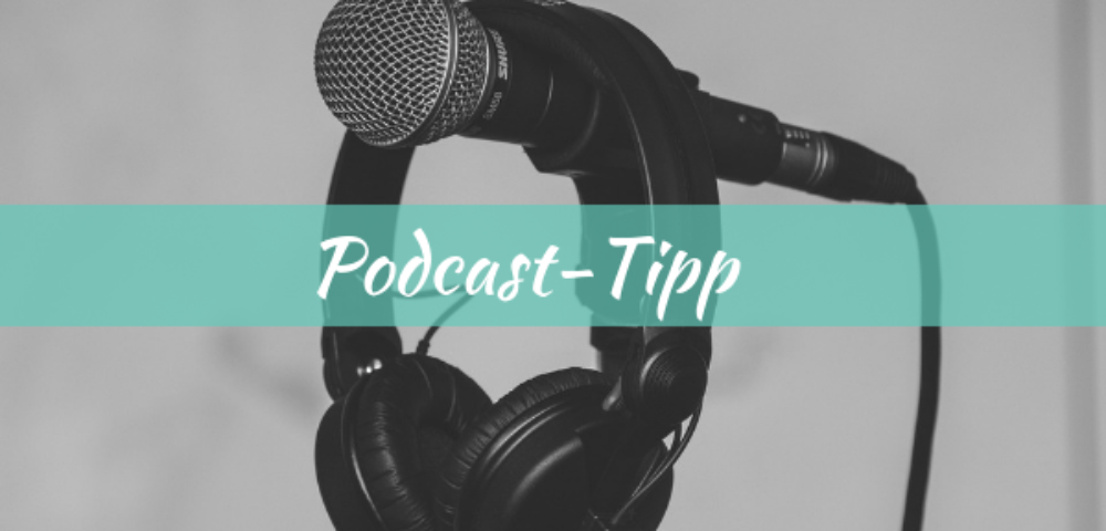 kopfhörer und mikrofon mit schriftzug "podcast-tipp"