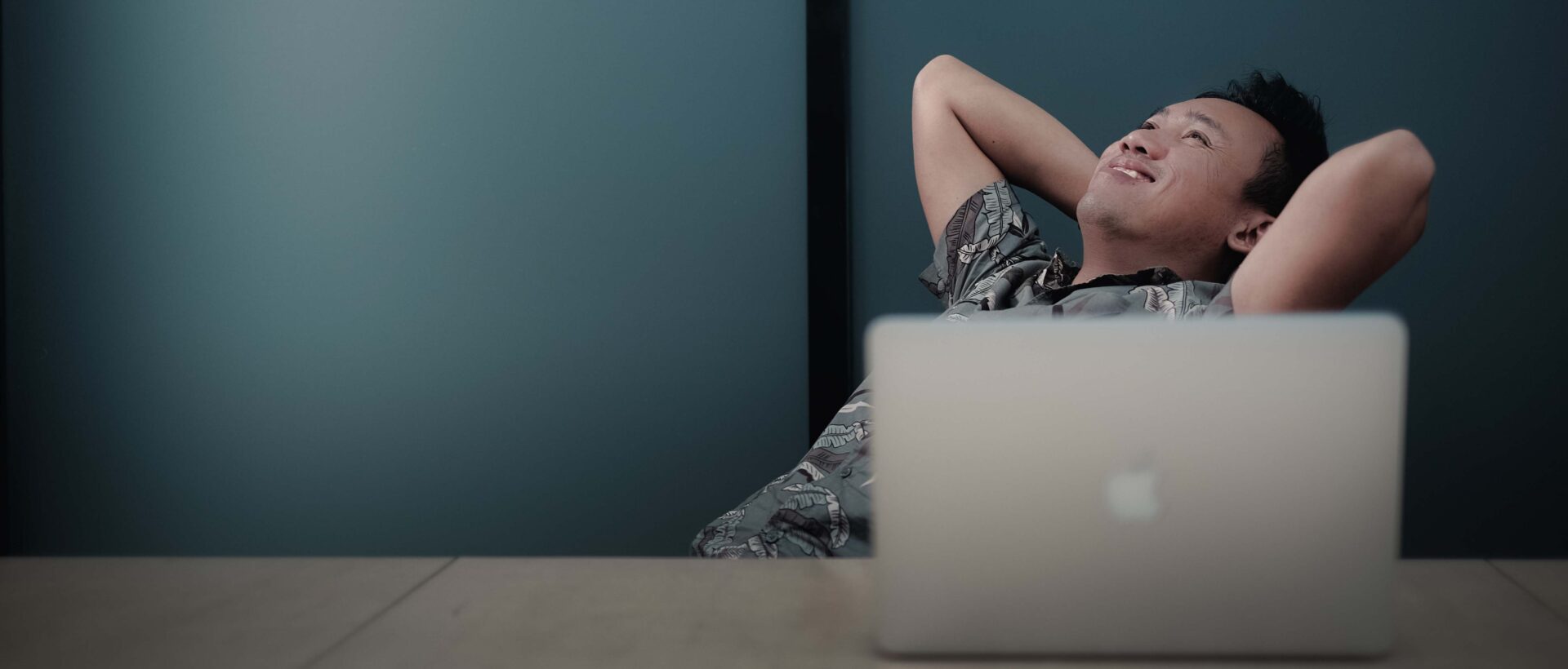 Zufriedener Mann am Laptop sinnbildlich fuer erfolgreiche social media content strategie