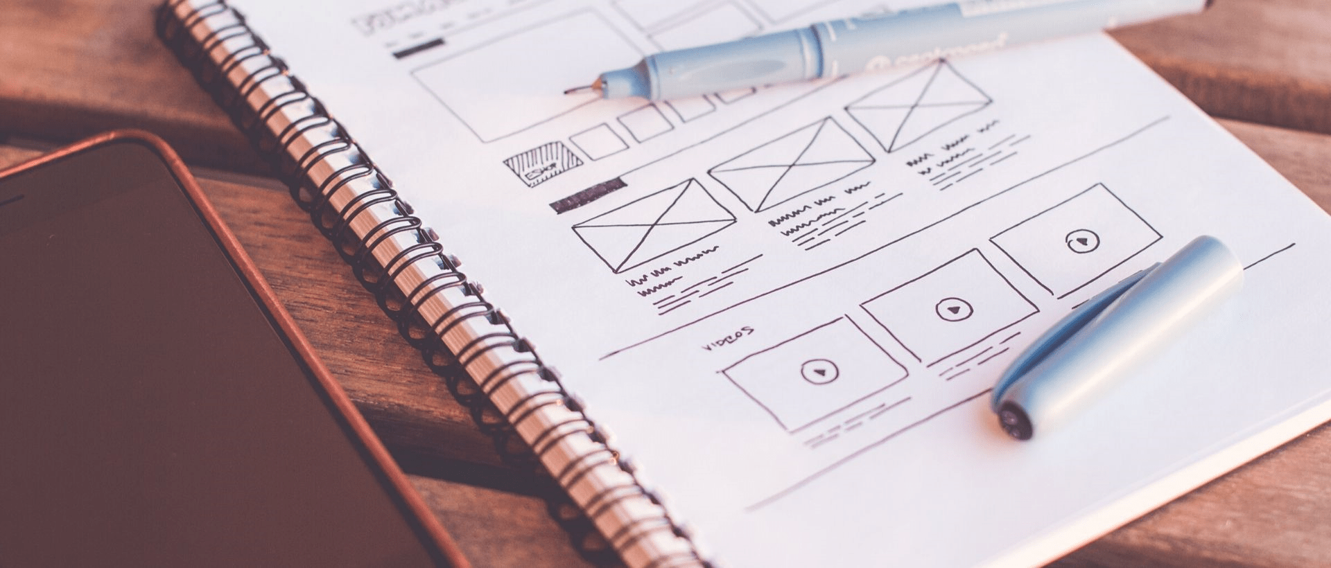 Blog mit skizzierten Wireframes sinnbildlich für UX Analyse Tools