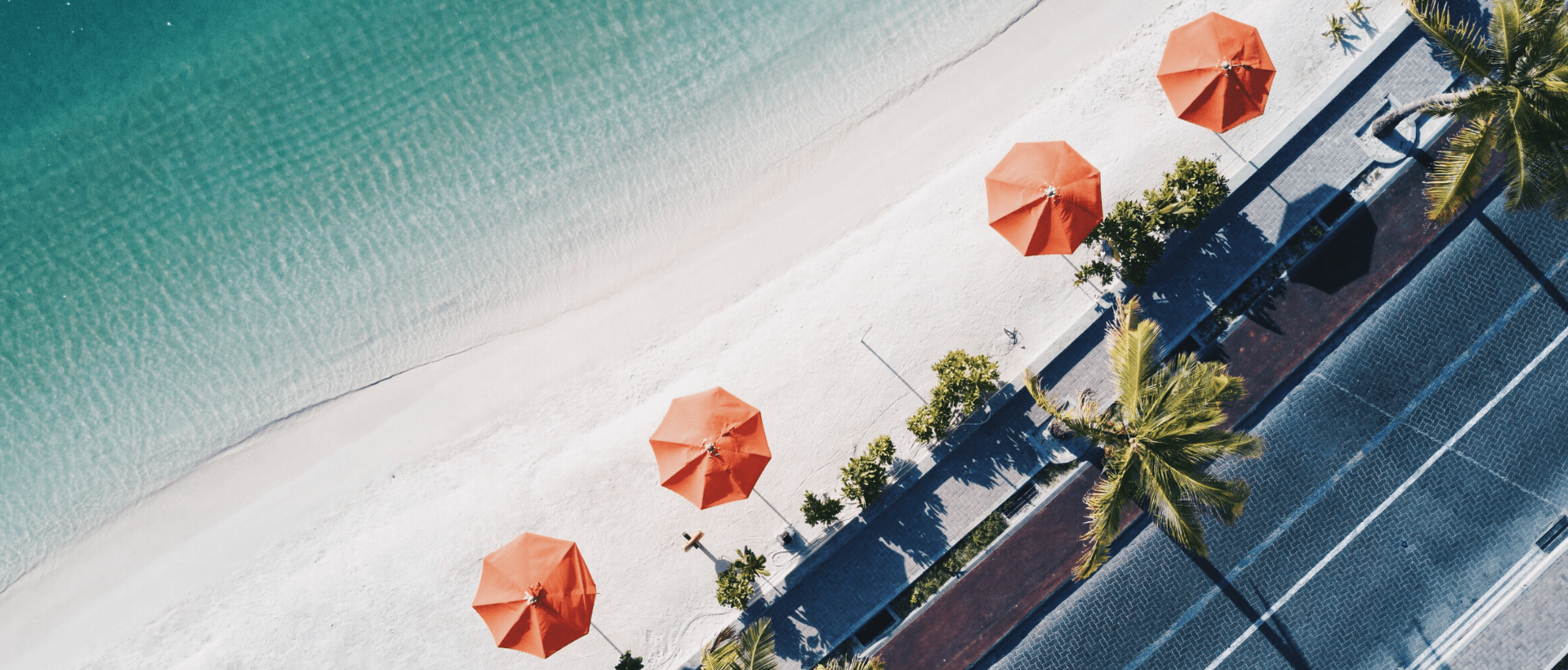 Strand Avenue mit Sonnenschirmen der ein perfektes Setup darstellt