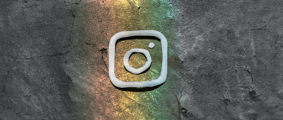 weisses Instagram Logo auf schwarzem Hintergrund