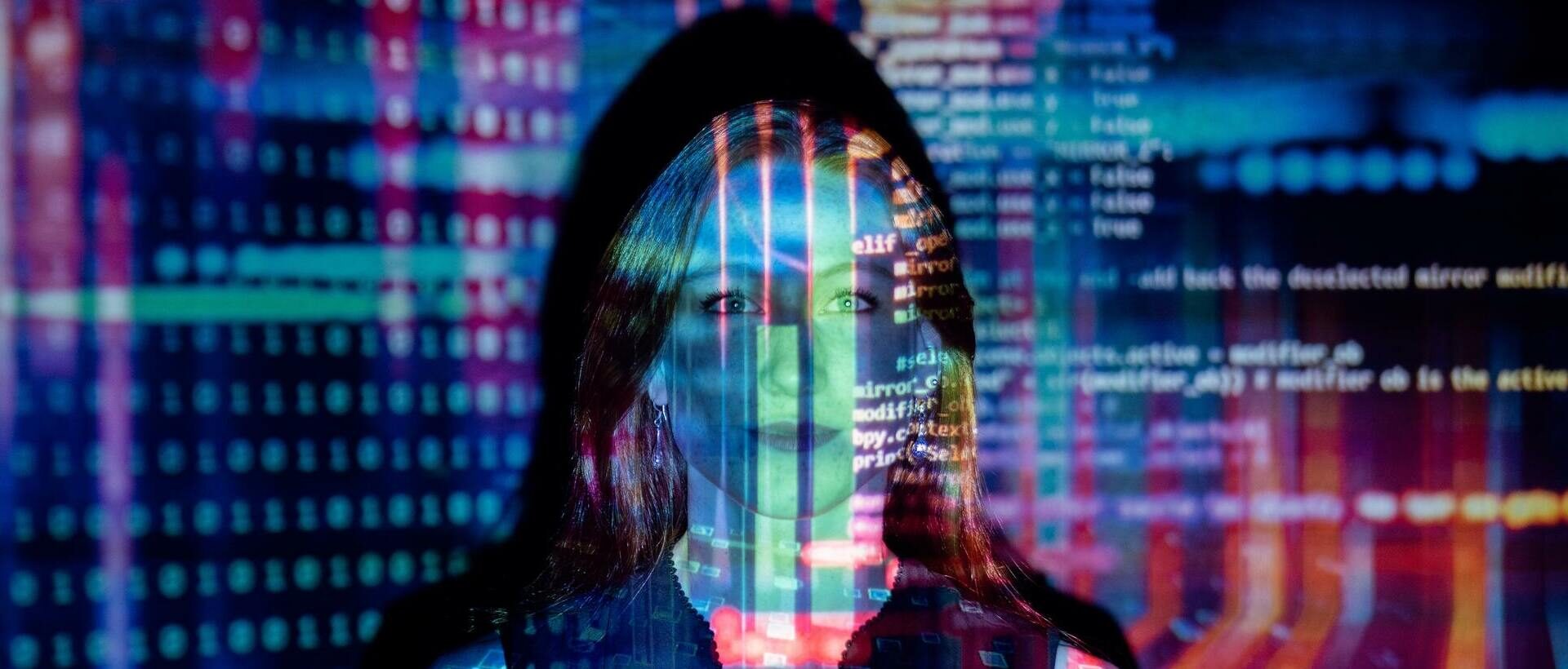 Eine Frau steht in einem projizierten Code sinnbildlich für Virtual Influencer xeit