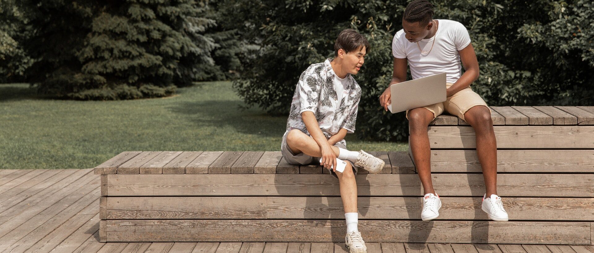 Jungs schauen auf Laptop sinnbildlich für Digital Marketing Trends 2021 xeit